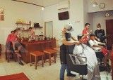 Hasil ganda dari gerai barbershop dan kedai kopi