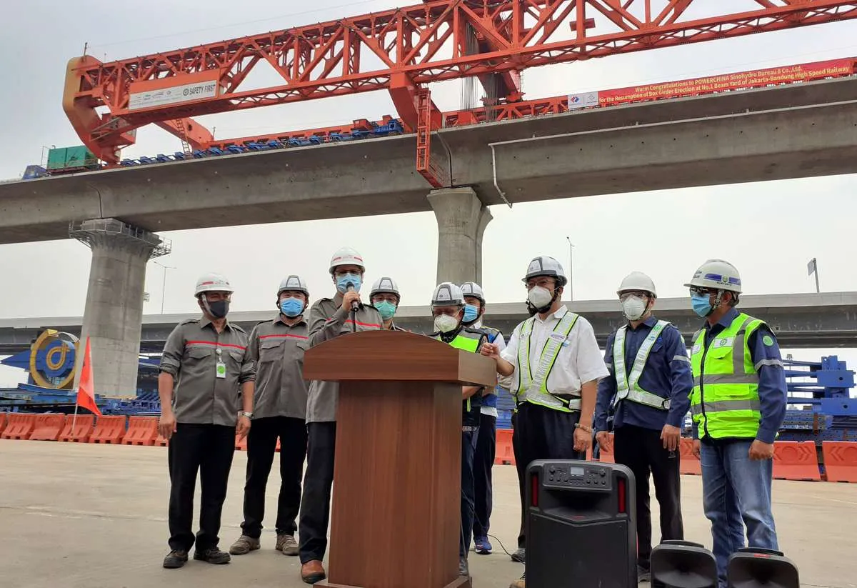 Pembangunan Kereta Cepat Jakarta-Bandung, KCIC pasang box girder di atas Tol Cikarang