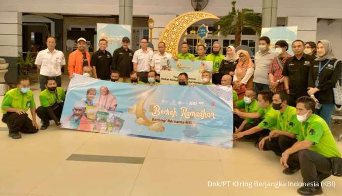 Jelang Idul Fitri, 175 Porter di Stasiun Pasar Senen Dapat Paket Sembako dari KBI