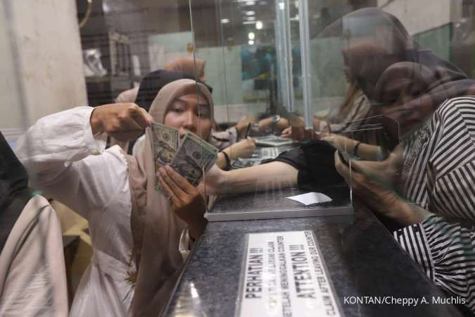 Rupiah di konter penukaran uang asing