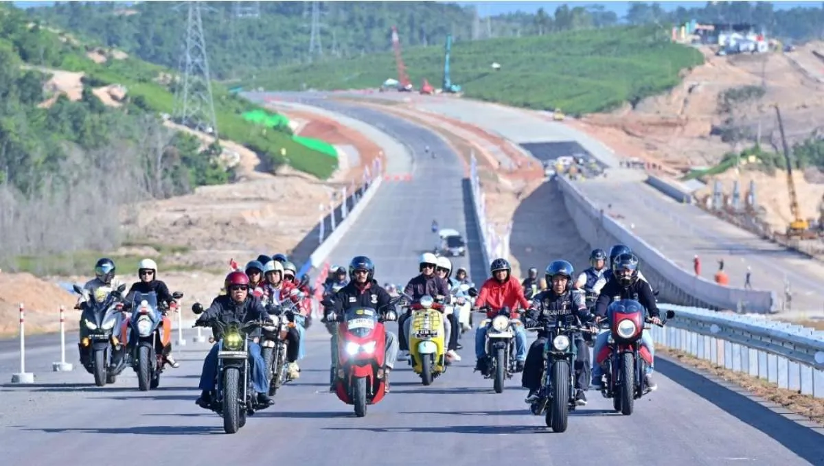 Jokowi Kendarai Motor Jajal Jalan Tol IKN 