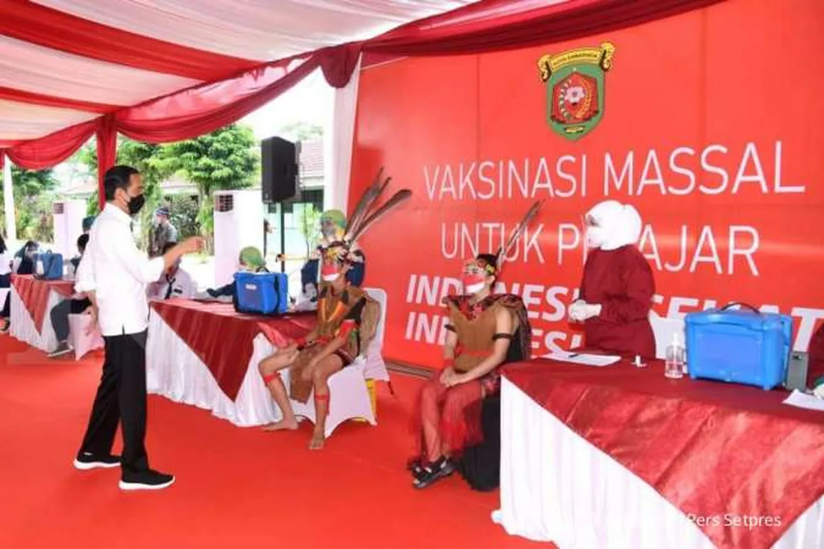 Jokowi tinjau vaksinasi pelajar di Samarinda