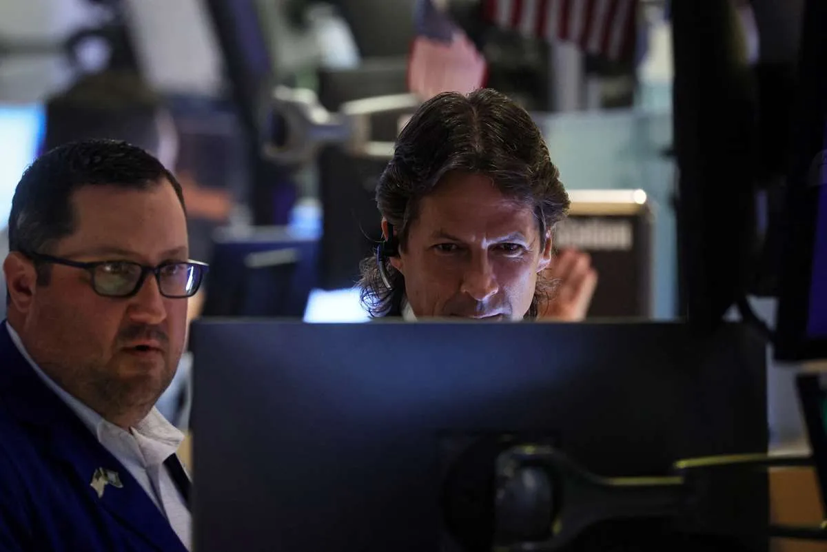 Wall Street Ditutup Melemah, Terseret Data Pendapatan yang Beragam dan Data yang Kuat