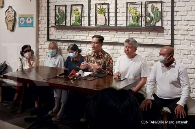 Febri Diansyah (tengah) bersama para korban KSP Indosurya.