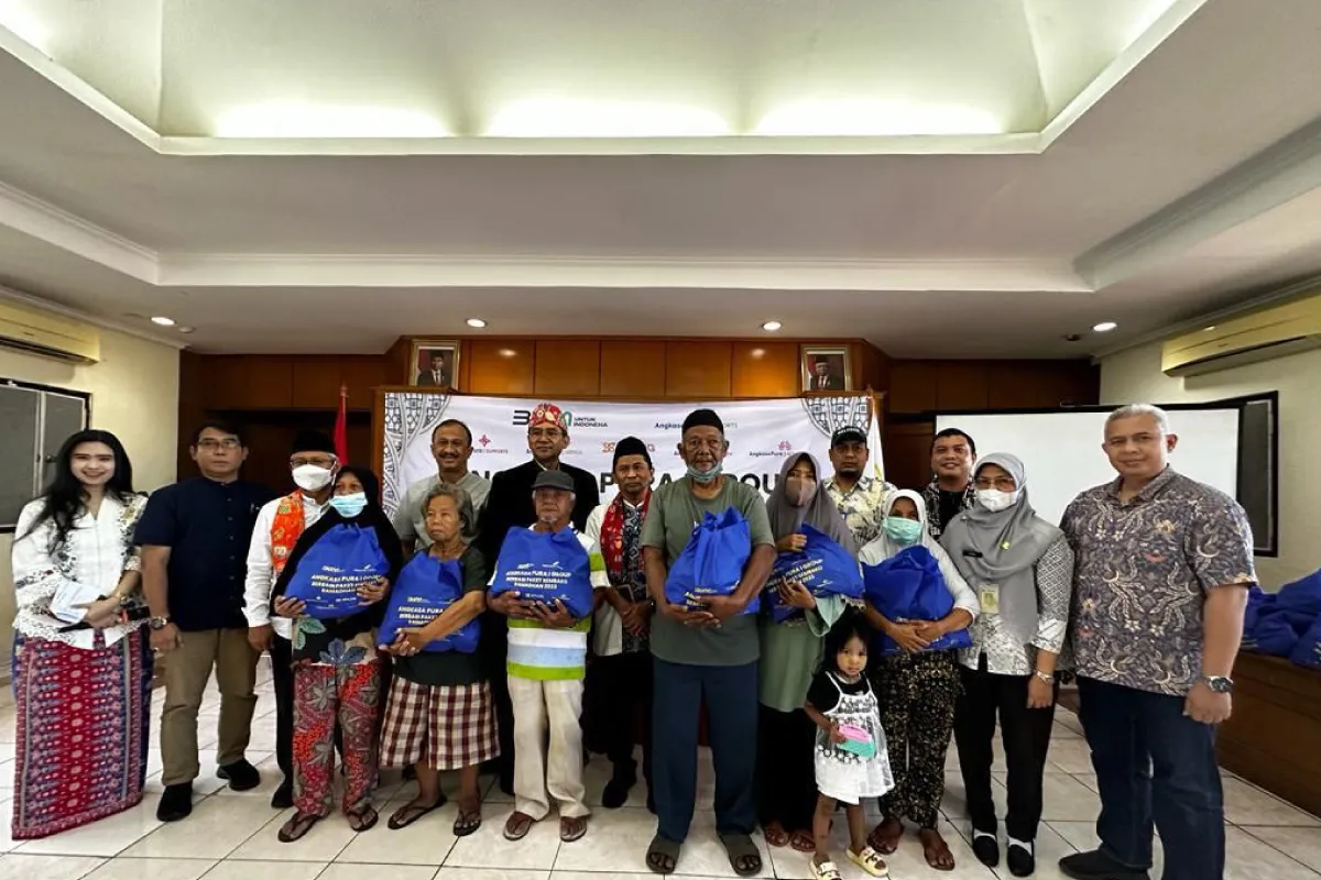 Angkasa Pura I Group Bagikan 700 Paket Sembako Ramadhan untuk Warga Masyarakat