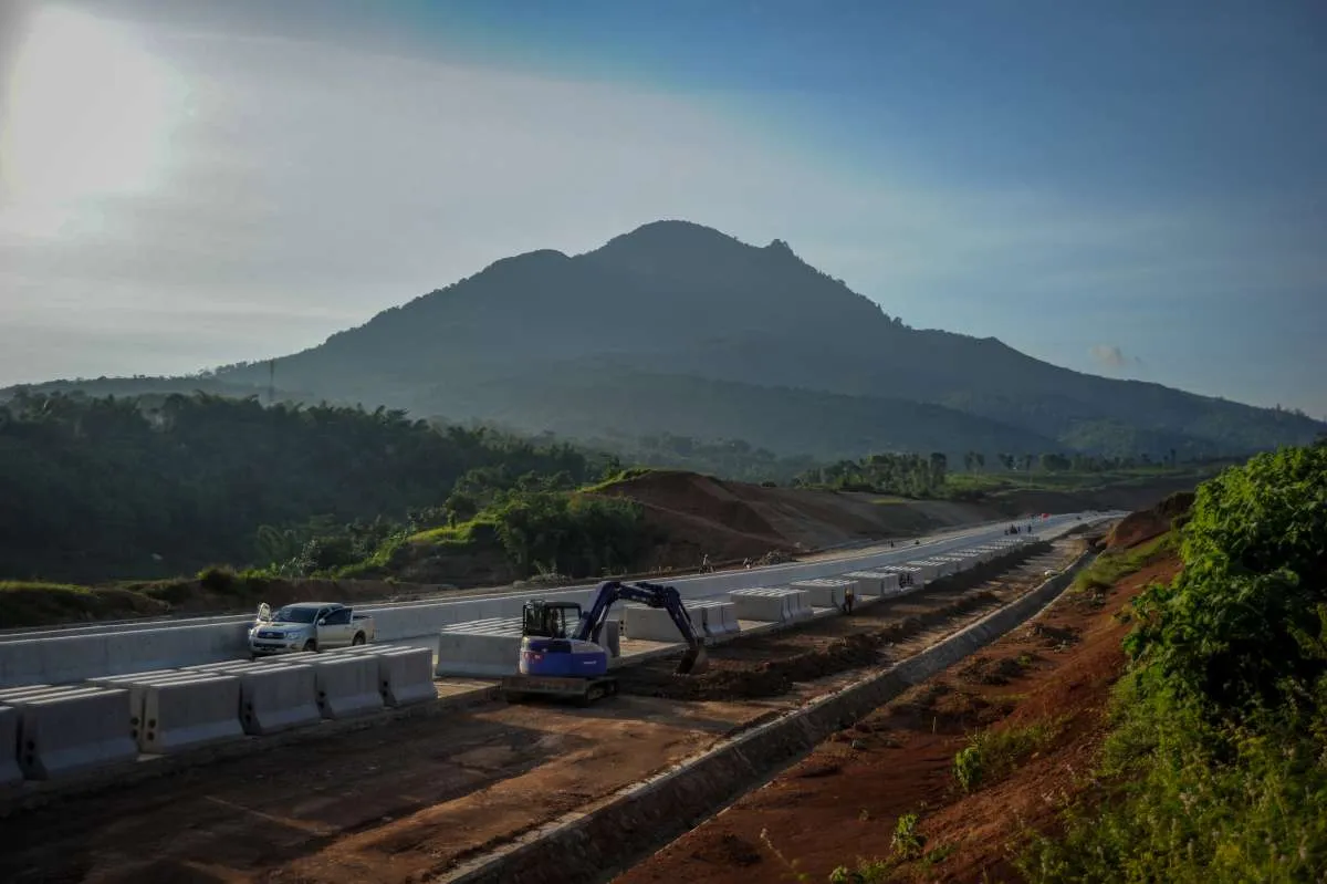 Jokowi minta penyelesaian kendala pembangunan tol Cisumdawu bersifat permanen