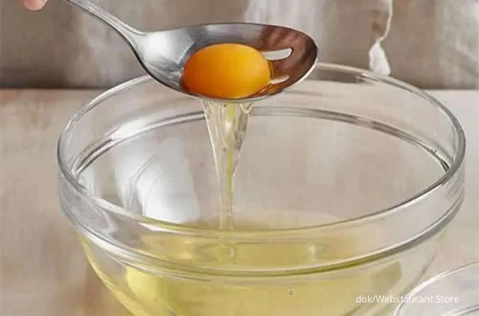 Cara Memisahkan Kuning Telur pakai Slotted spoon