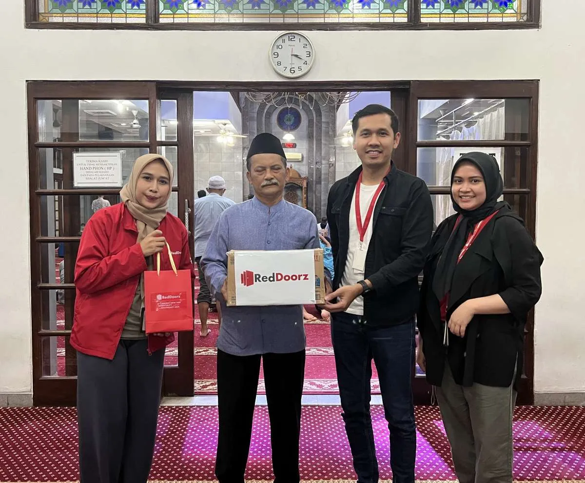  Gandeng Kopi Kenangan Hanya Untukmu, RedDoorz Bagikan 1.000 Takjil ke 20 Masjid 