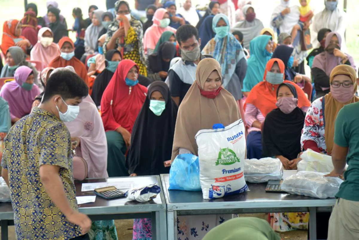 Pembeli membeludak, pasar murah Pemprov Sumut akhirnya ditutup