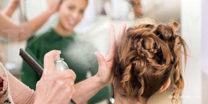 Jurus Melembutkan Rambut Kaku Usai Menggunakan Hairspray