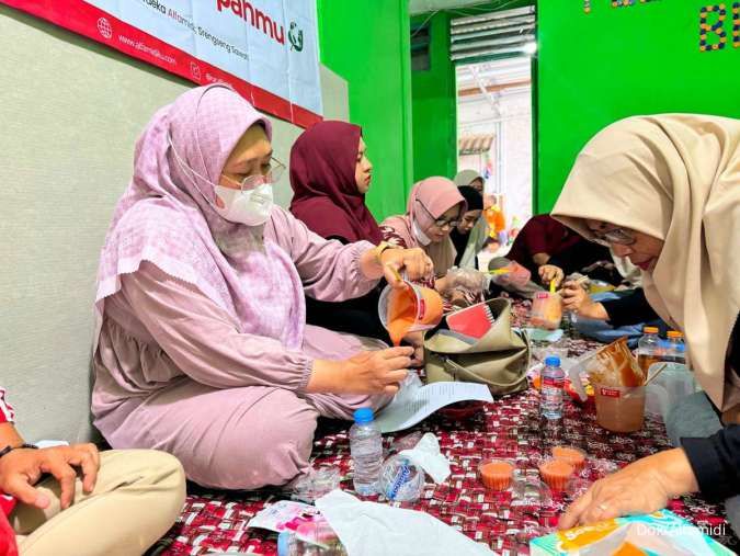 Alfamidi Latih Warga Bank Sampah Olah Minyak Jelantah Jadi Sabun