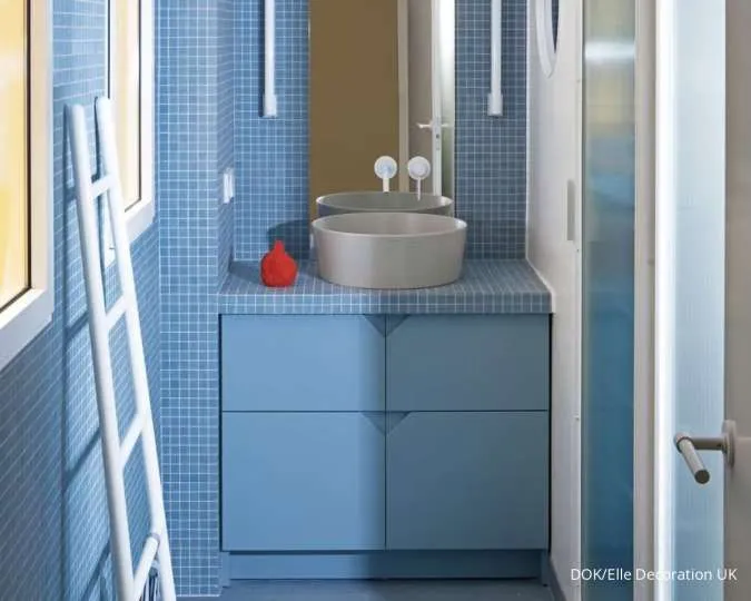 kamar mandi dengan warna full biru