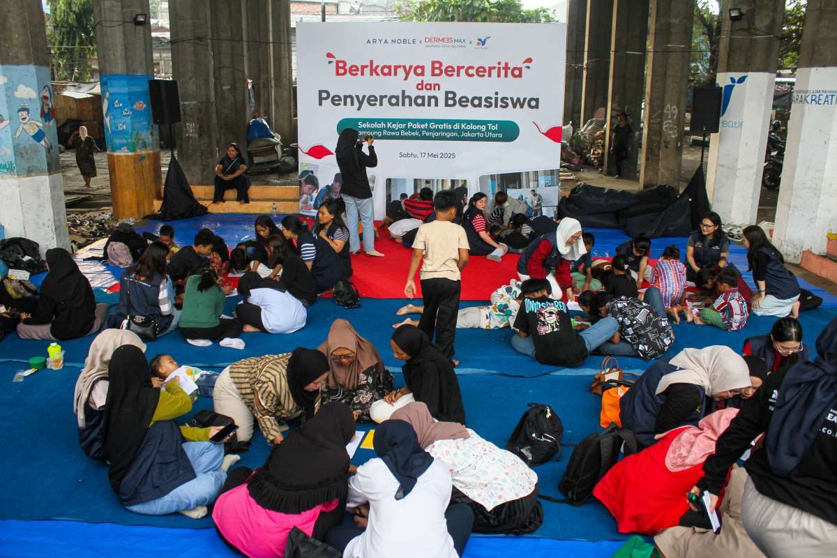 Erha Serahkan Beasiswa untuk Masyarakat Kolong Tol Jakarta
