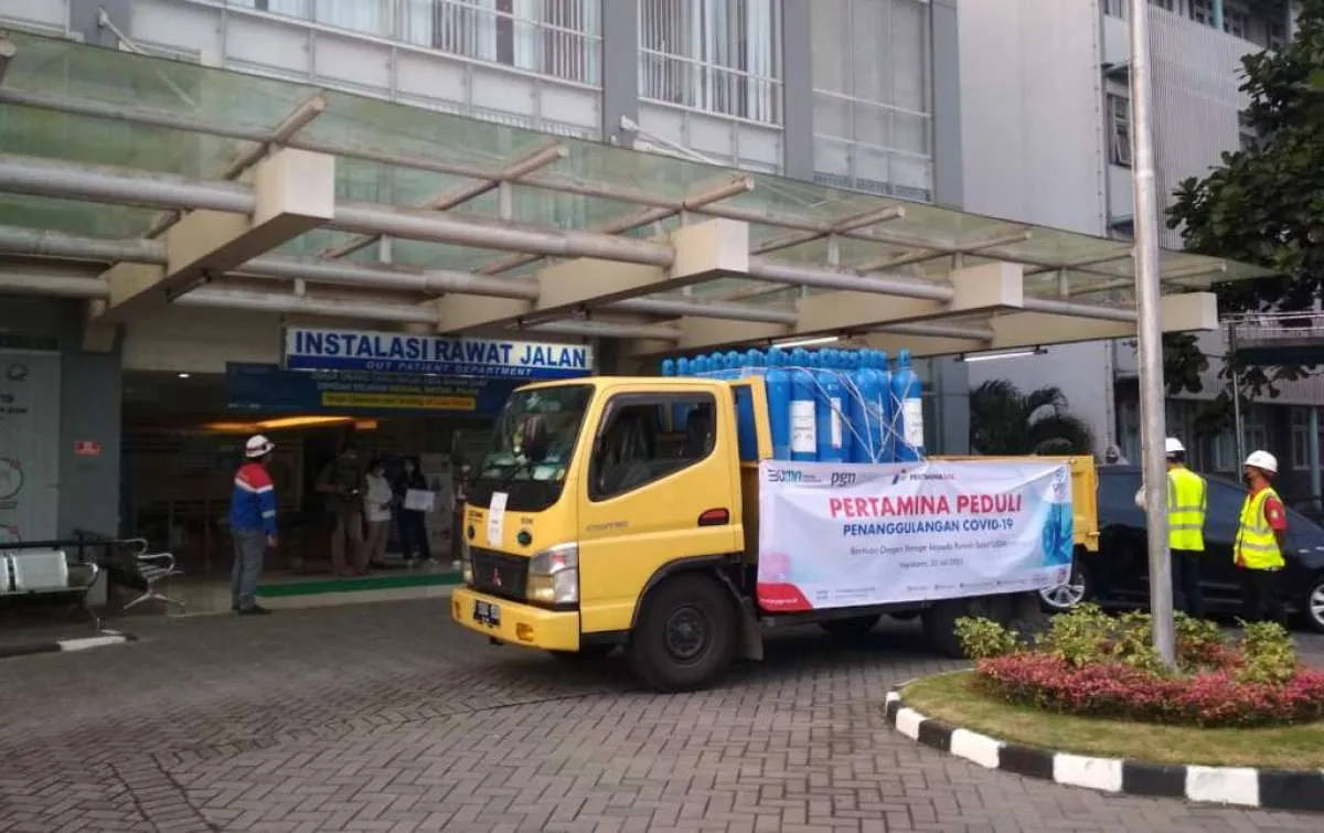 Subholding gas Pertamina serahkan bantuan 50 tabung oksigen ke Rumah Sakit UGM