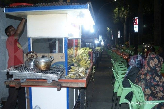 Banyak warga beralih berjualan pisang epe (2)
