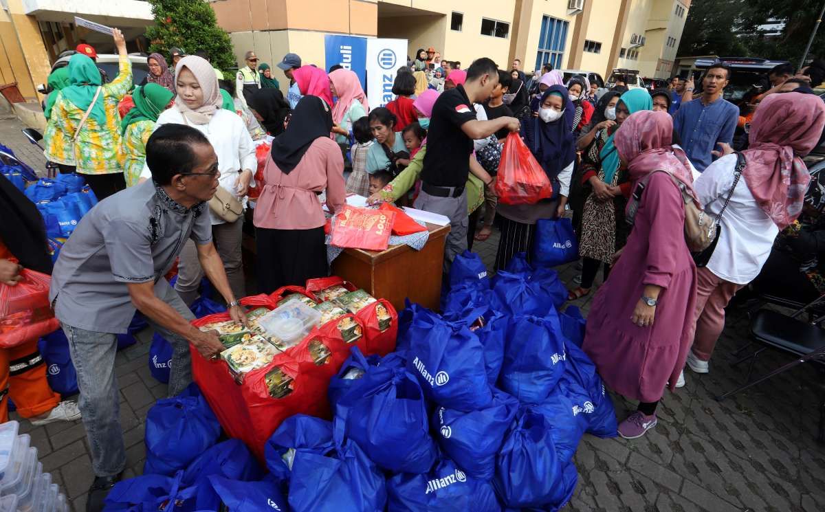 Allianz Peduli Warga Sambut Ramadan