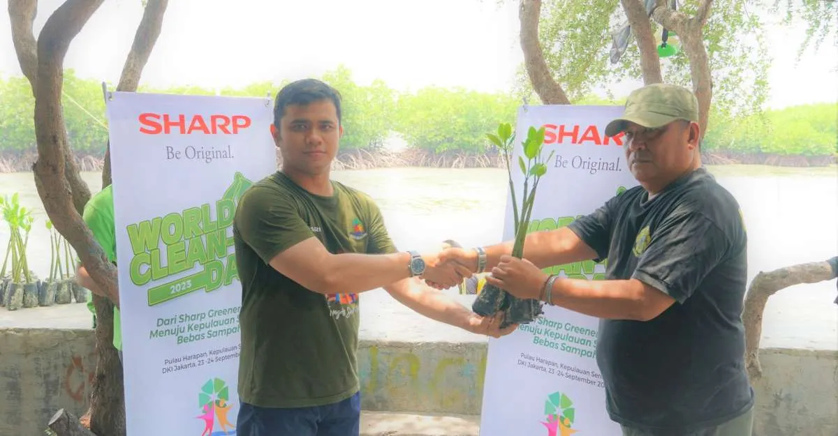 Rayakan World Clean Up Day Sharp Grenerator Gelar Aksi Bersih–Bersih di Pulau Harapan