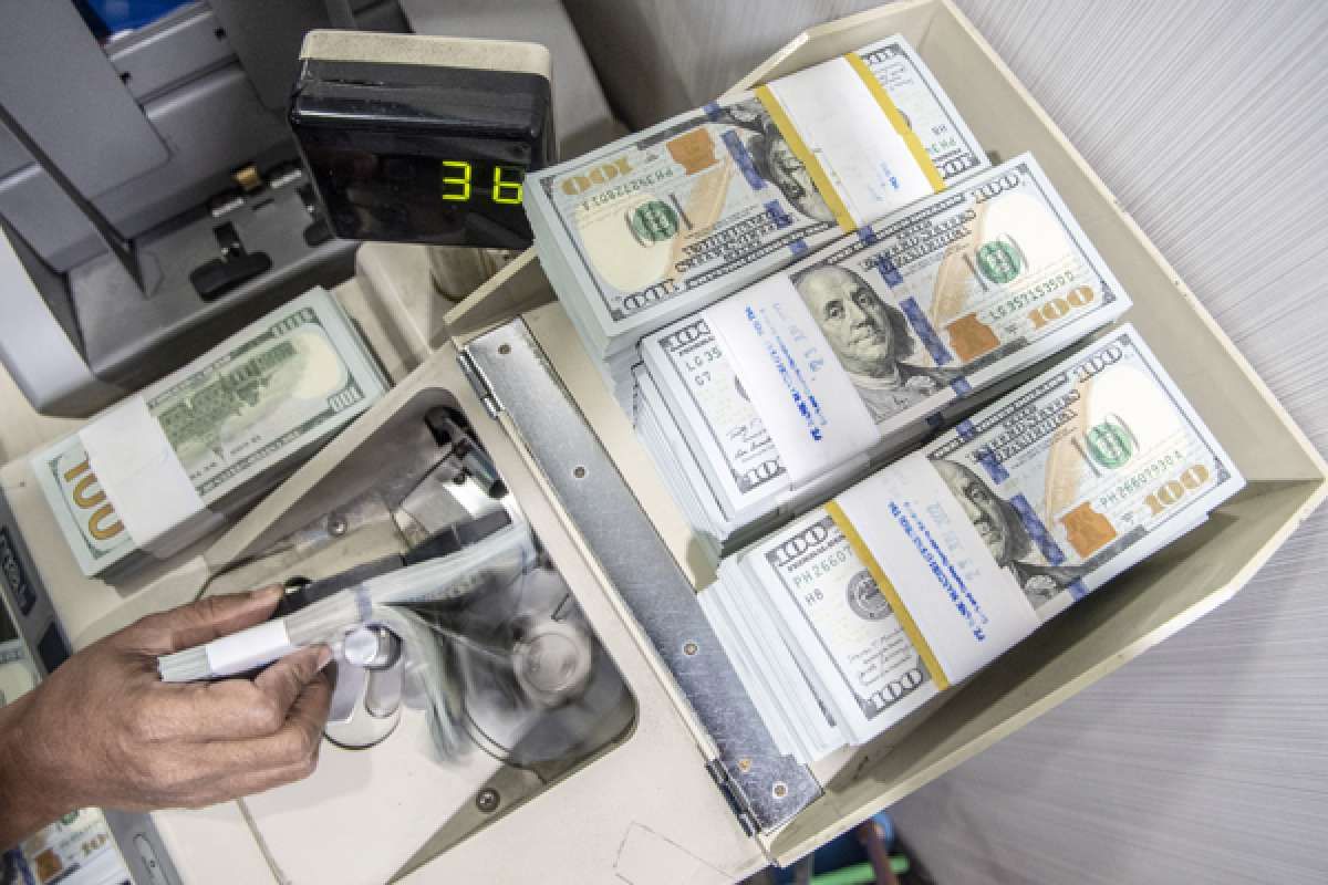 Kurs Rupiah Nyaris Menyentuh Rp 15.000