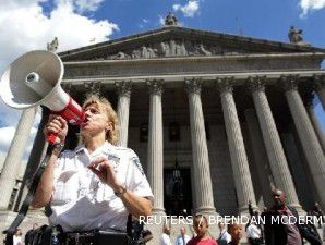 Badai Irene menghantam North Carolina dan terus bergerak ke pantai timur