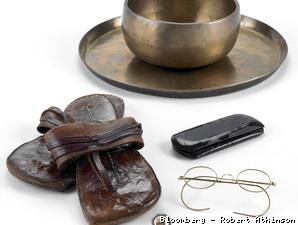 Di New York, Sandal Kulit Gandhi Terjual US$ 1,8 Juta