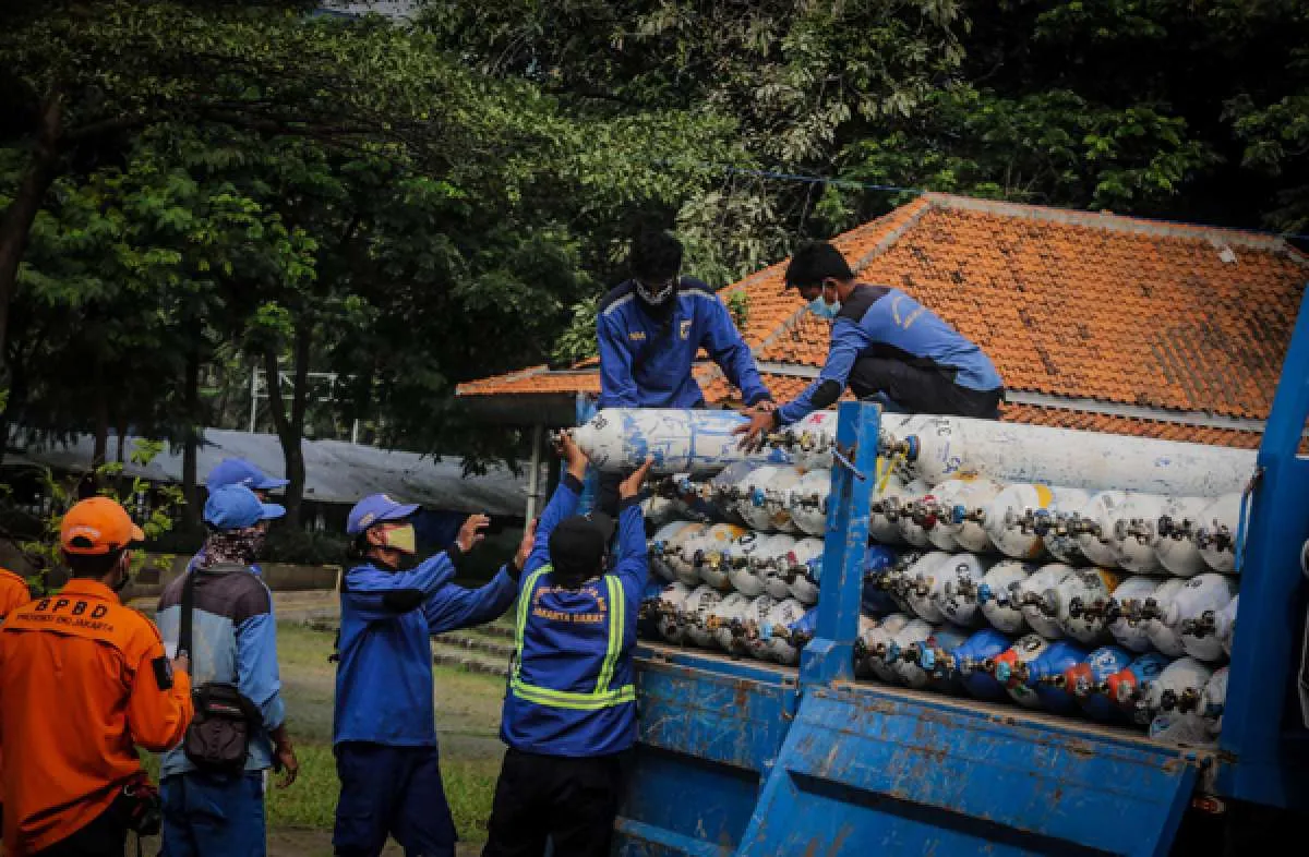 Indonesia reports record COVID-19 cases, orders oxygen supplies
