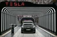 Ramai-Ramai Pemilik Mobil Tesla di AS dan Eropa Ganti Logo jadi Audi Mazda atau Honda