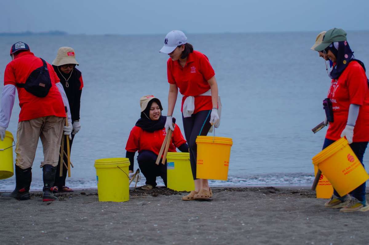 Prudential Indonesia Gelar Aksi Bersih Pantai di Tanjung Pasir Tangerang