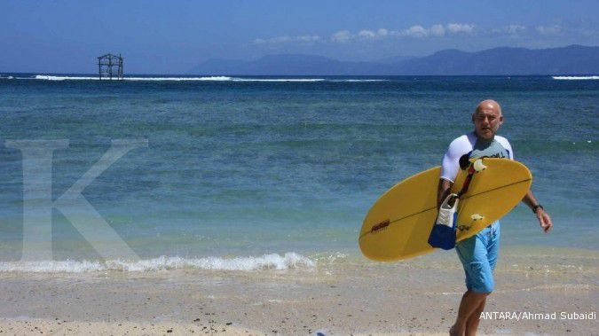 Aksi keren surfer dunia di Hello Pacitan Pro 2017