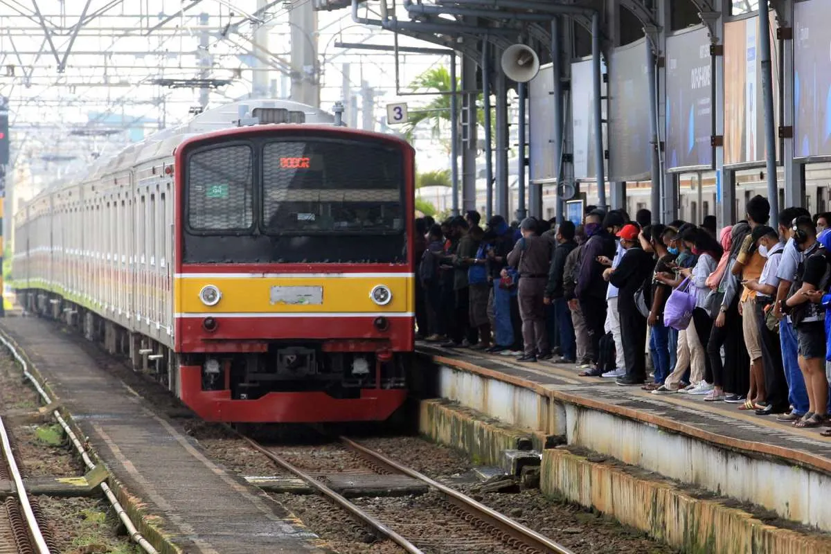Hari kedua PSBB transisi, pengguna KRL Jabodetabek turun 6,7%