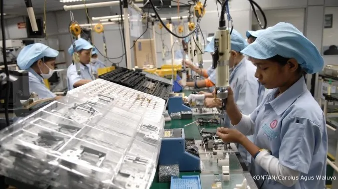 Singapore's factory output beats expectations on electronics boom