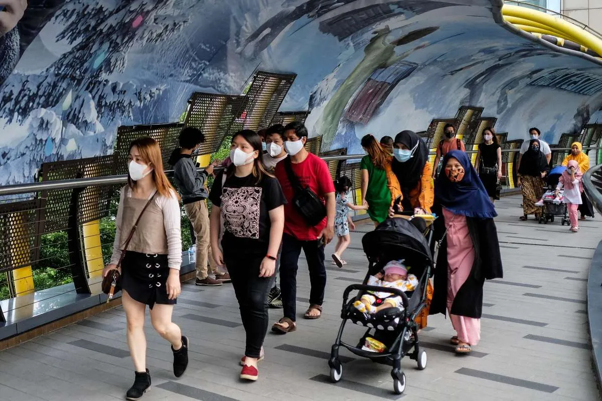 Catat! 4 Hal yang harus dilakukan bila tak sengaja bertemu orang positif Covid-19
