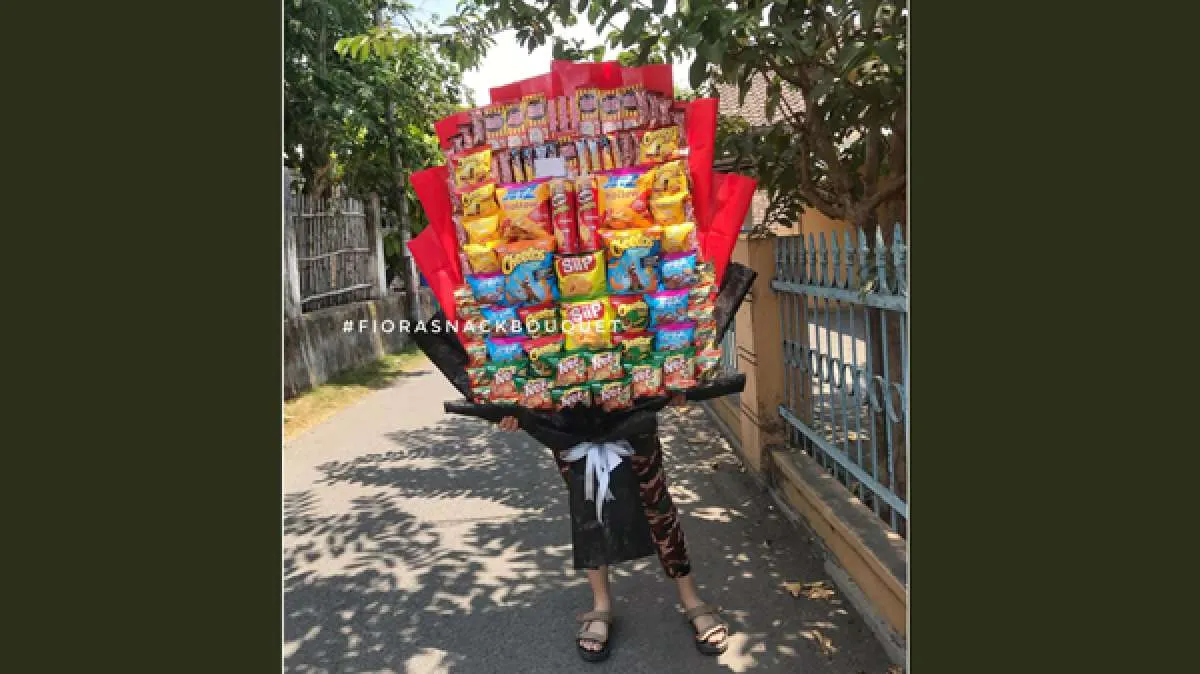 Merangkai laba bisnis dari buket makanan ringan