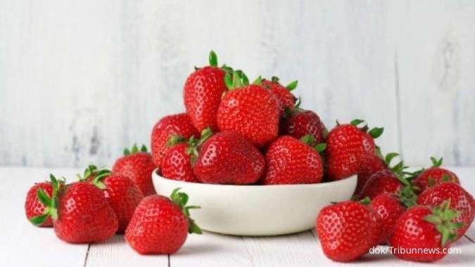Stroberi adalah buah yang kaya serat dan bisa menjadi buah dan sayur penurun kolesterol.