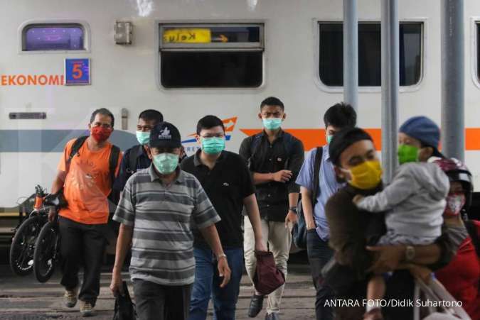 KAI Tetap Wajibkan Pelanggan Gunakan Masker Saat di Stasiun dan Kereta Api