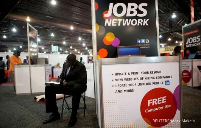 U.S. labor market appears to stabilize as private payrolls fall less than expected