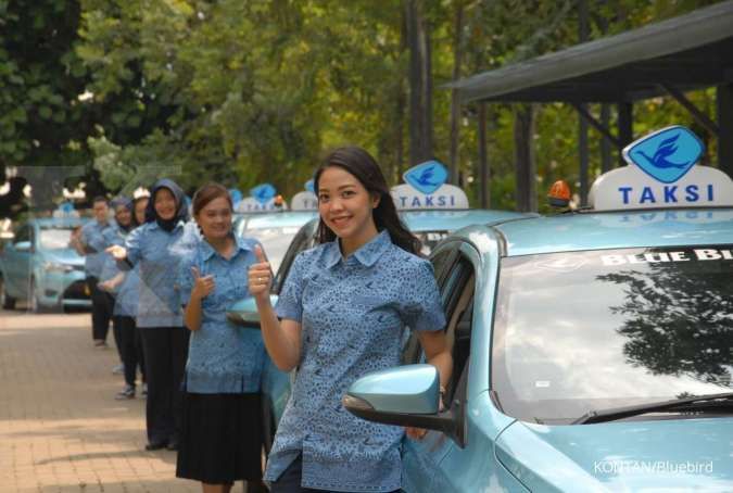 Manajemen perempuan Blue Bird jadi driver taksi di Hari Kartini