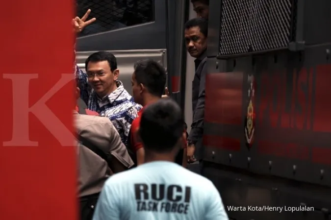 Ahok's supporters move to Cipinang to show support