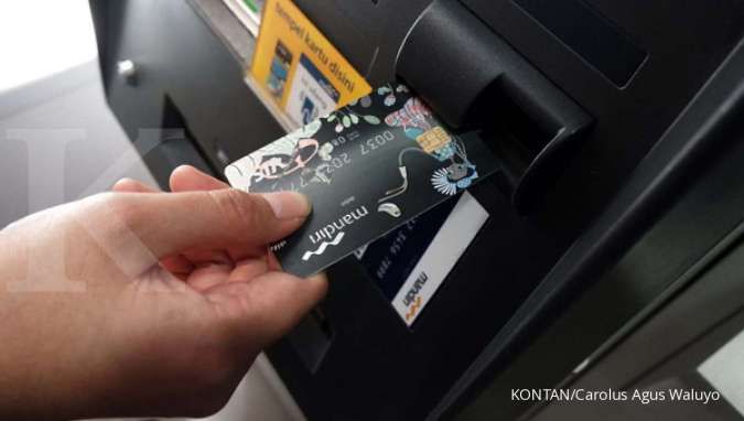 Kartu ATM Bank Mandiri. Kini, buka rekening online Mandiri pun bisa dilakukan melalui laman join.bankmandiri.co.id