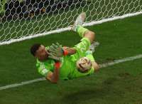 Begini Fakta Emiliano Martinez yang Antar Lionel Messi Angkat Trofi Piala Dunia