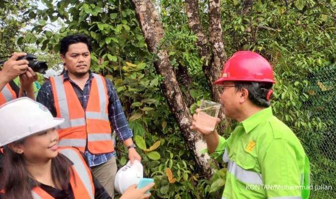 Direktur NCKL Tonny H. Gultom meminum sampel air yang diambil dari Mata Air Kawasi.