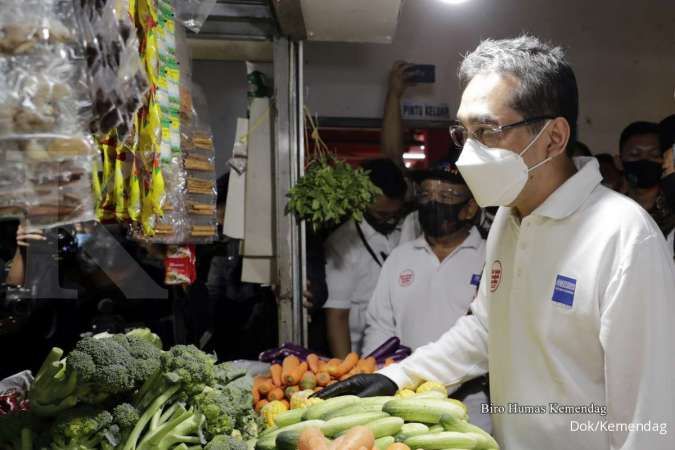 Serahkan Bantuan 5.000 Masker di Pasar Rakyat, Mendag Imbau Pedagang Terapkan Protokol Kesehatan