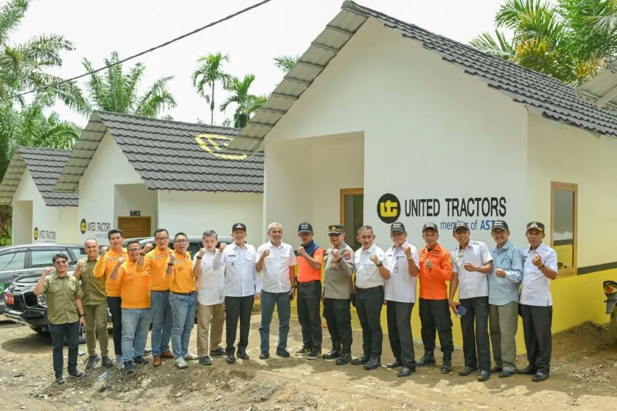 United Tractors Group & Nurani Astra Serahkan Bantuan 10 Hunian & Instalasi Air 