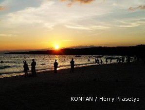 Menapaki pasir putih Pantai Tanjung Bira