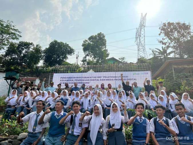 SBM ITB Gelar Literasi Keuangan & Media Digital di SMAN Cimanggung, Sumedang