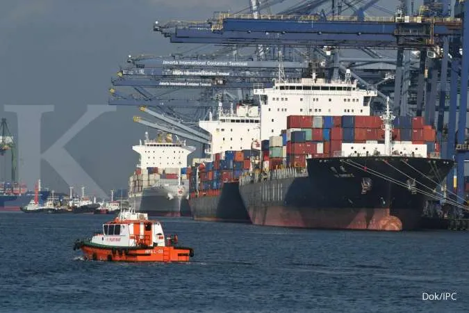 Indonesia's Aug exports, imports fall more than expected