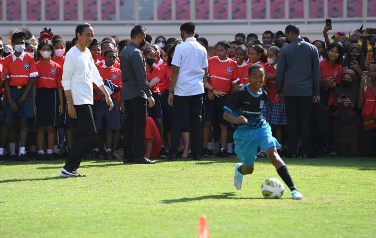 Jokowi Luncurkan Papua Football Academy Bersama Anggota Grup MIND ID