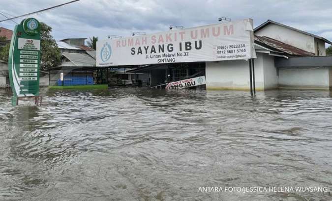 Gapki Kalimantan Barat salurkan 10.000 paket bantuan ke korban banjir Sintang