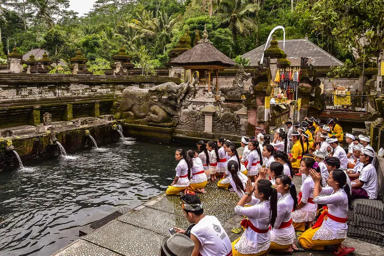 Melukat di Pura Tirta Empul Ubud Bali