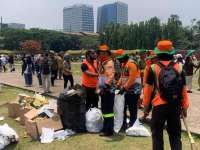 126,65 Ton Sampah Monas Usai Perayaan TNI, DLH Angkut Semua