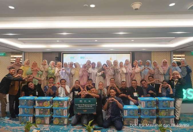 BSI Maslahat dan IIK BSI Pusat Bahagiakan Pegawai Dasar dengan Paket Sembako Lebaran